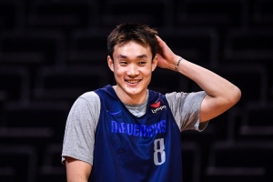 丁彥雨航：當(dāng)時我英語不行 卡萊爾不讓帶翻譯 聽了一個半小時天書