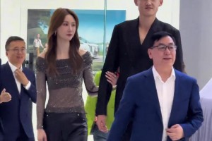 周鵬帶妻子提新車，這才叫郎才女貌