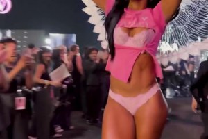 這是要改行當模特？安吉爾-里斯參加維秘內衣秀 這造型如何？??