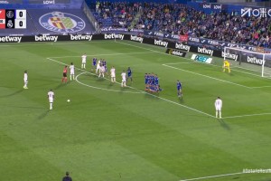 阿拉巴任意球攻門被神勇?lián)涑?！巴爾韋德小角度補射偏出！