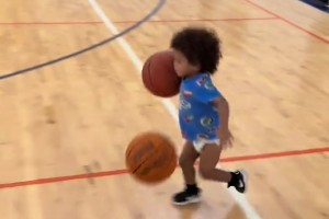 《在屎尿都控制不住的年紀(jì)，他學(xué)會(huì)了控球》