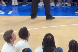 今年衛(wèi)冕概率極大？雷霆在主場(chǎng)升起總冠軍旗幟！