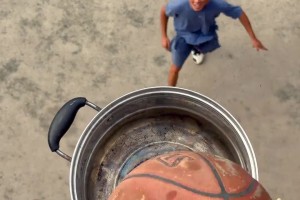 農(nóng)村小伙自制6米高籃筐打板進(jìn)球 網(wǎng)友：扣籃呀哥??????