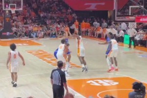 今天比賽狂砍38+13+13！三球怎么看起來又強又弱的