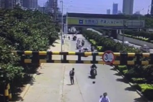 不懂就問：馬路上運球造成交通事故該怎么判？??????