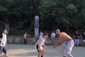 這是1999年退役的喬丹，在公牛隊訓練1V1教育新秀科里