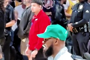 小小的不自律！老詹觀賽有點無聊，吃起了棒棒糖