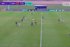 逃過一劫！張克璨背后放倒對手送點(diǎn)，但巴西罰丟點(diǎn)球