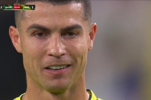 勝利補(bǔ)時最后一分鐘獲得任意球，C羅主罰前念念有詞但遺憾沒打進(jìn)