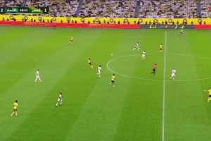 葉海亞遭對手飛身撞擊頭部，吉達(dá)聯(lián)合后衛(wèi)朱萊丹直紅下場！